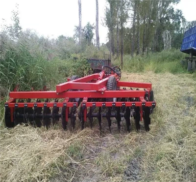 Grapa de discs muntada en tres punts de maquinària agrícola